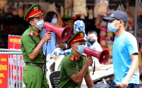 Hà Nội: Các khu chợ dân sinh đông người, công an phát loa ngăn tụ tập