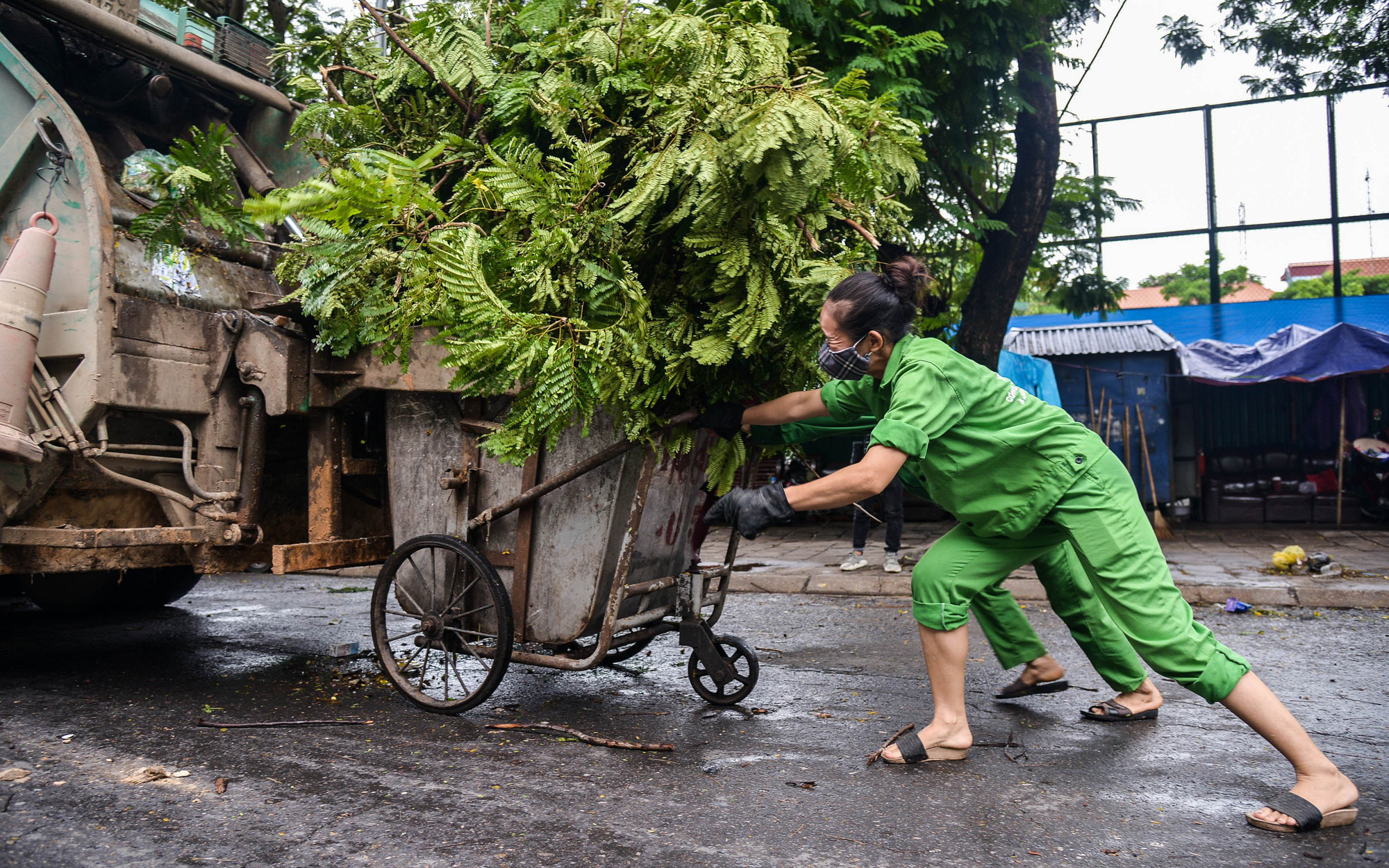 Theo chân những người dậy từ 4h sáng, đi làm phải dùng gậy để gắp khẩu trang vì lo nhiễm Covid-19