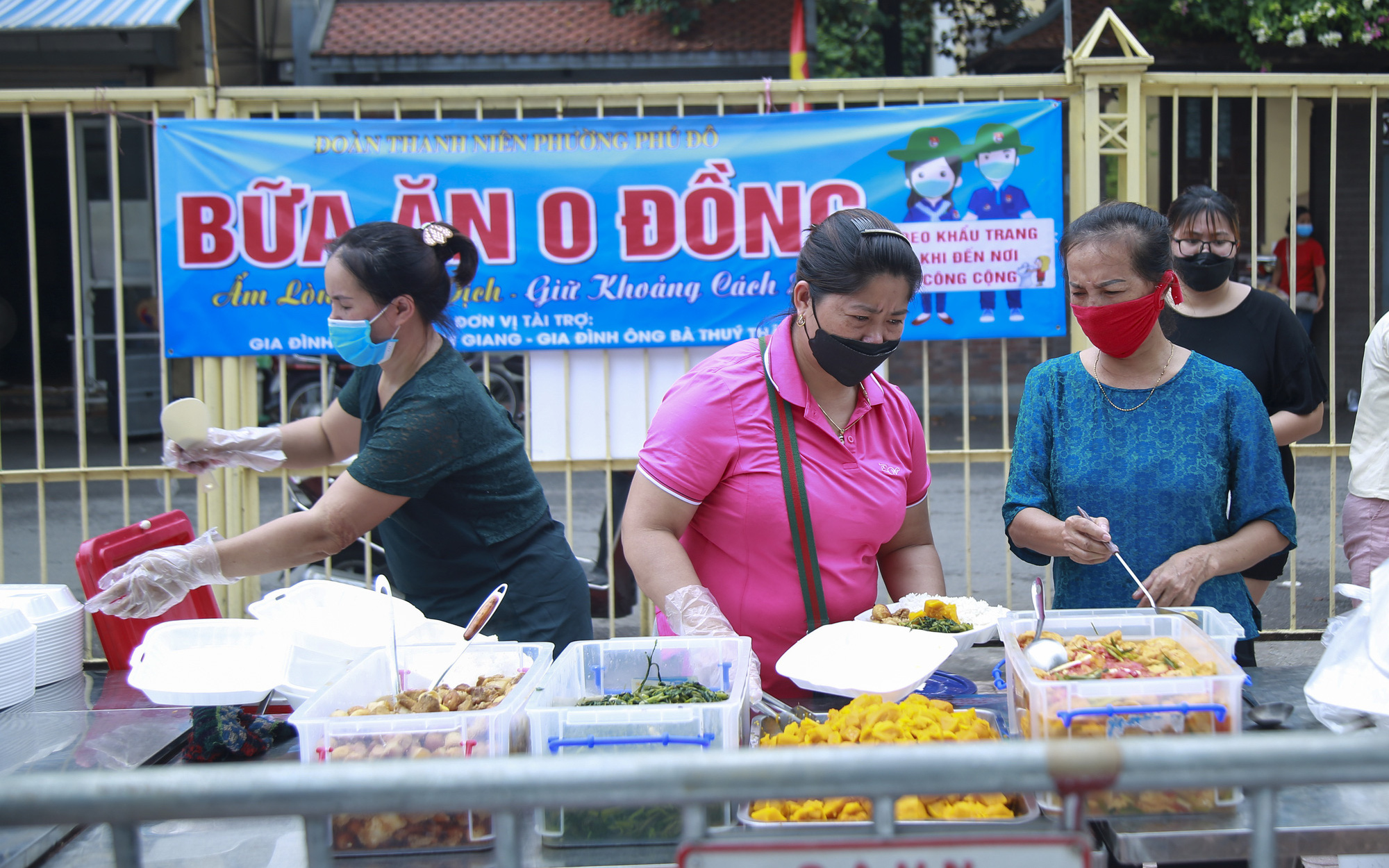 Ấm tình những suất cơm 0 đồng đầy đặn ba món tặng bà con nghèo giữa mùa dịch