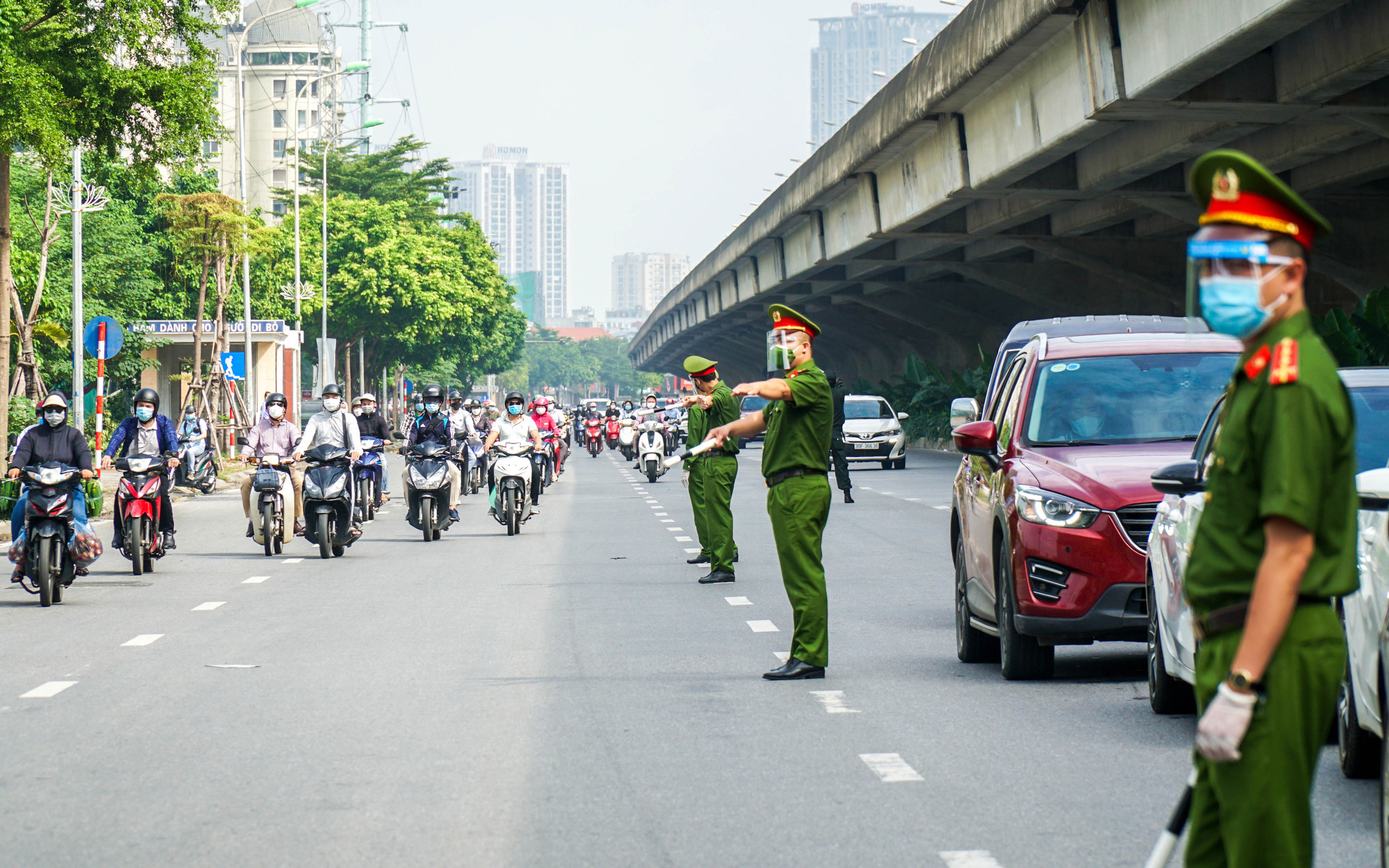 Hàng loạt người dân ra đường thiếu giấy tờ bị lực lượng liên ngành xử lý