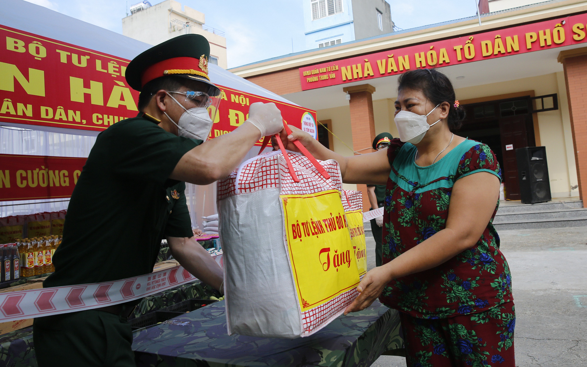 Ảnh: Quân đội mở nhiều "Gian hàng 0 đồng" hỗ trợ nhân dân Thủ đô