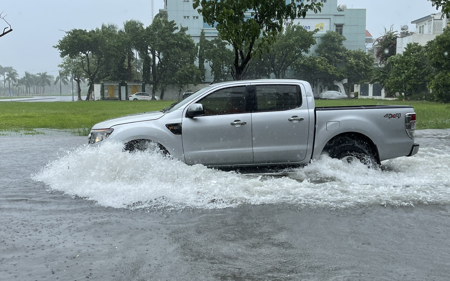 Mưa trắng trời, đường phố Đà Nẵng biến thành... sông