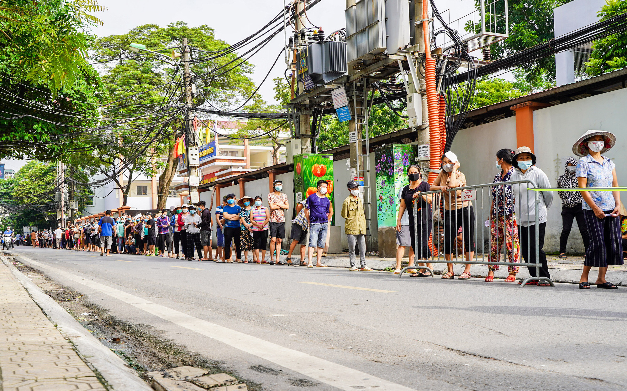 Hà Nội: Hàng trăm người dân xếp hàng dài cả km chờ xét nghiệm Covid-19