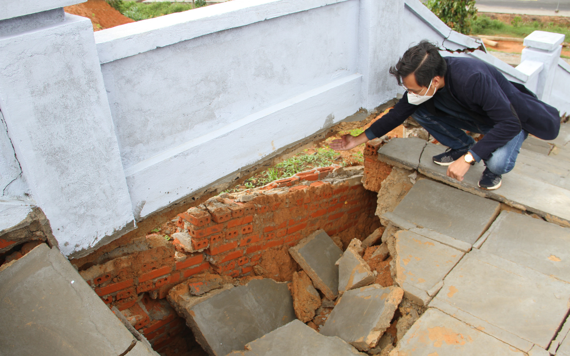 Đắk Lắk: Đài tưởng niệm liệt sĩ sụt lún, hư hỏng nghiêm trọng sau vài trận mưa