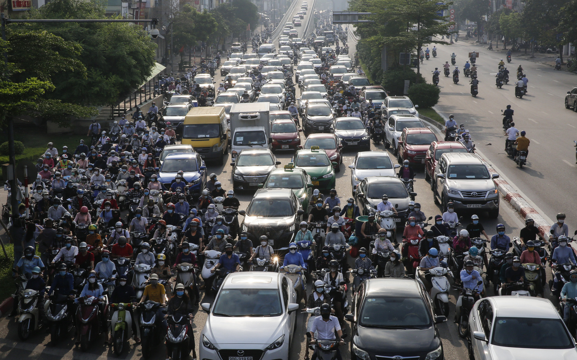 Hà Nội ngày đầu thực hiện Chỉ thị 15 về giãn cách: Đường phố đông nghịt