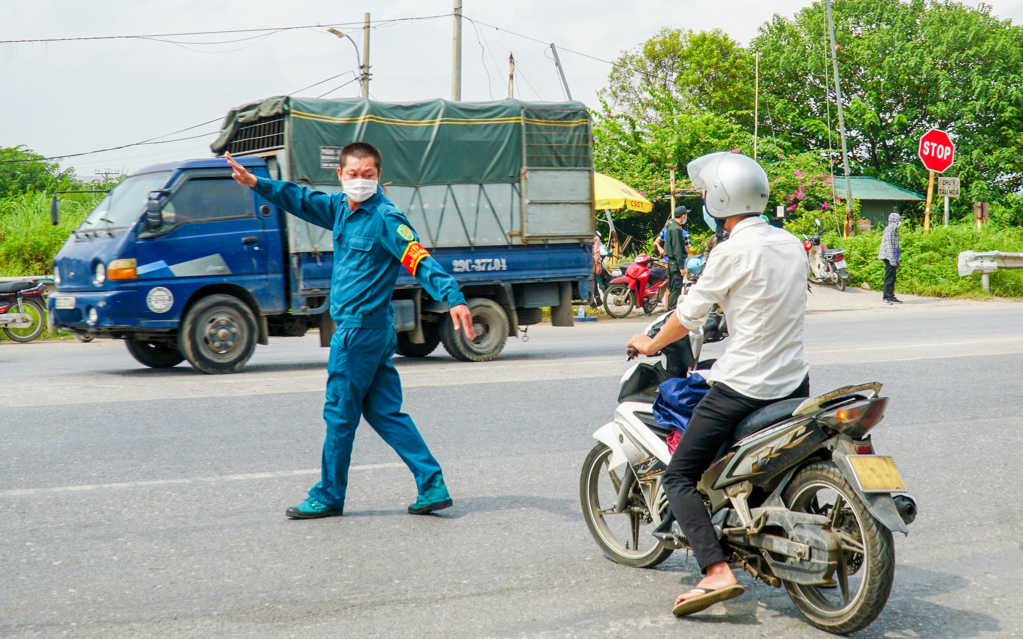 Mặc dù đã nới lỏng, nhiều người vẫn phải ngậm ngùi "quay đầu" không được ra, vào Hà Nội