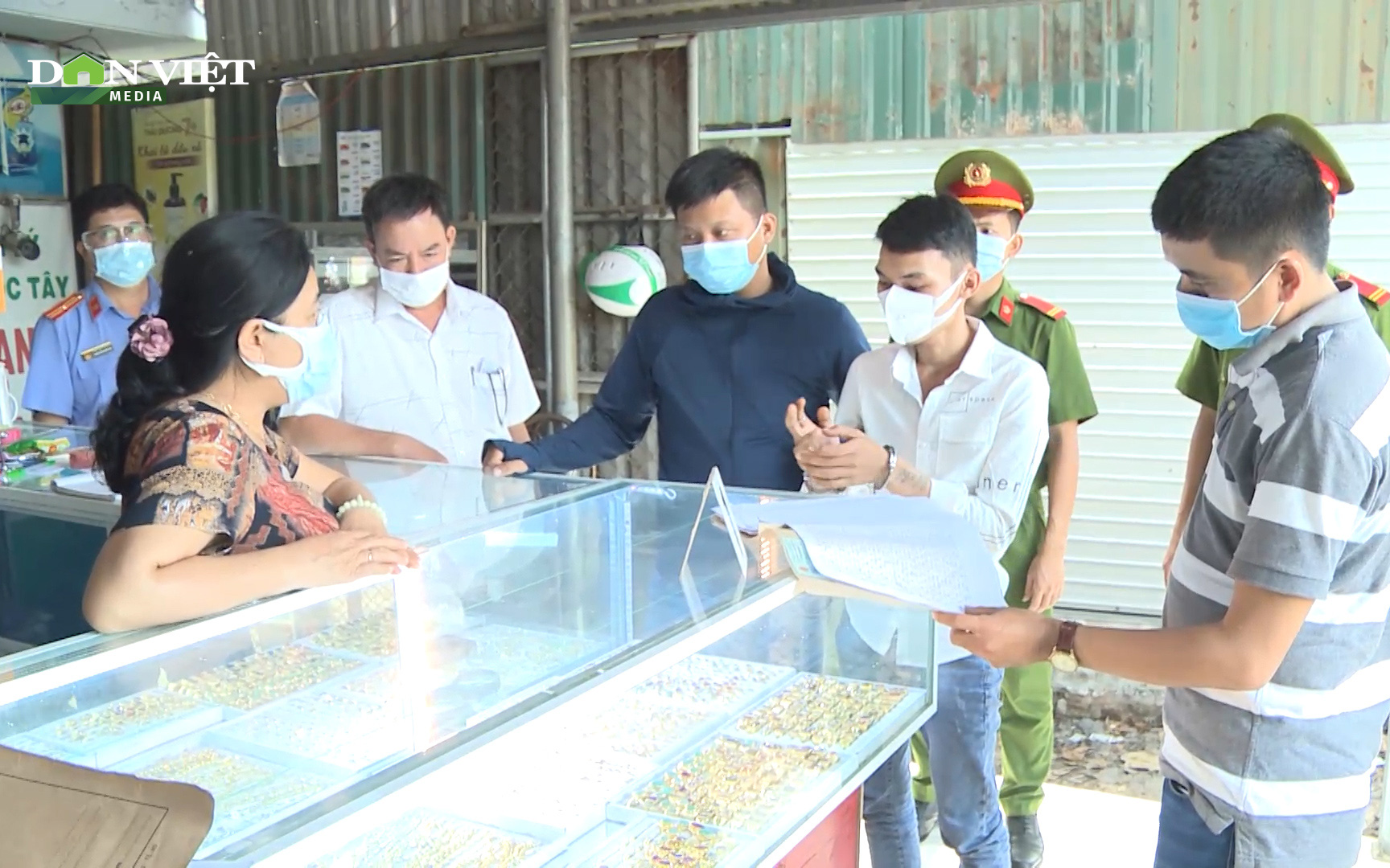 Video: “Khoắng” hàng chục chỉ vàng và tiền của dì ruột rồi đi ăn chơi hết