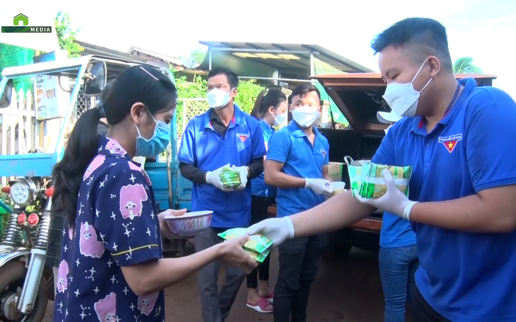 Trao tặng hàng nghìn “bữa sáng yêu thương” cho trẻ em, người già khó khăn