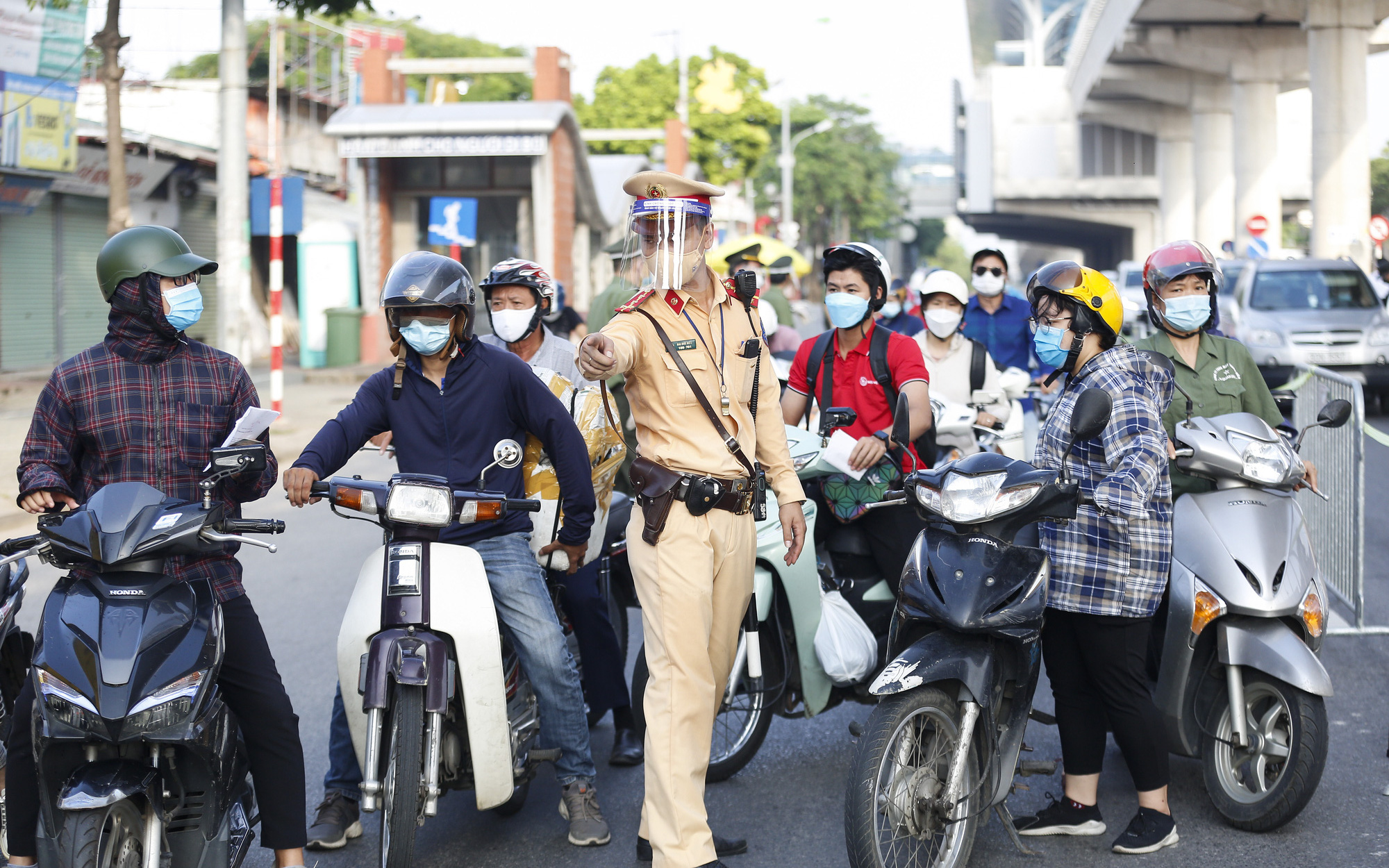 Hà Nội lập chốt kiểm soát "vùng đỏ", người dân ra đường vẫn đông