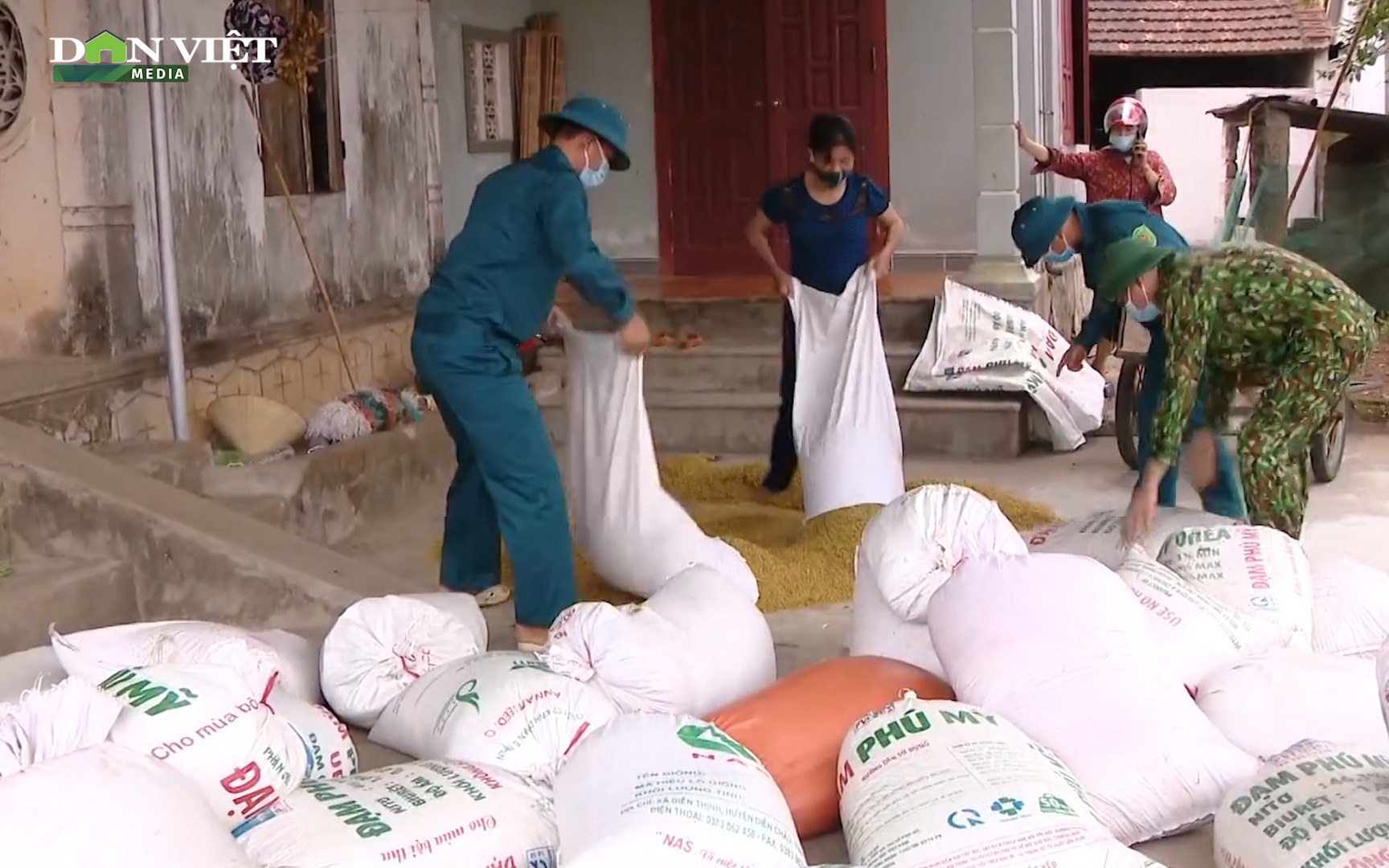 Lúa hè thu khó phơi vì giãn cách: Càng chú trọng khâu bảo quản sau thu hoạch