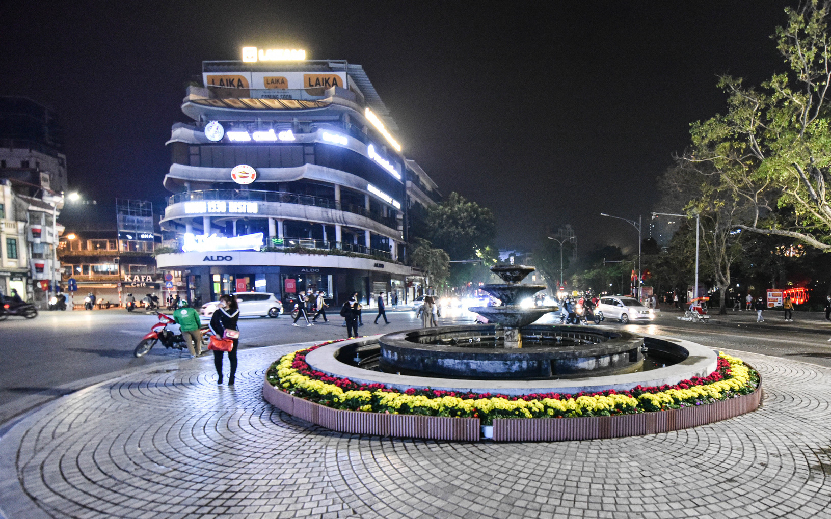 Hà Nội vắng lặng trong thời khắc bước sang năm 2022
