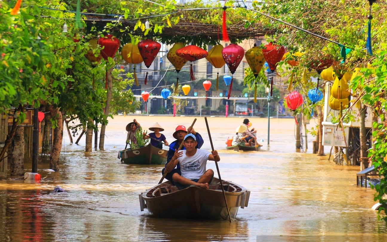 Lũ vượt báo động 3, người dân chèo thuyền trong phố cổ Hội An