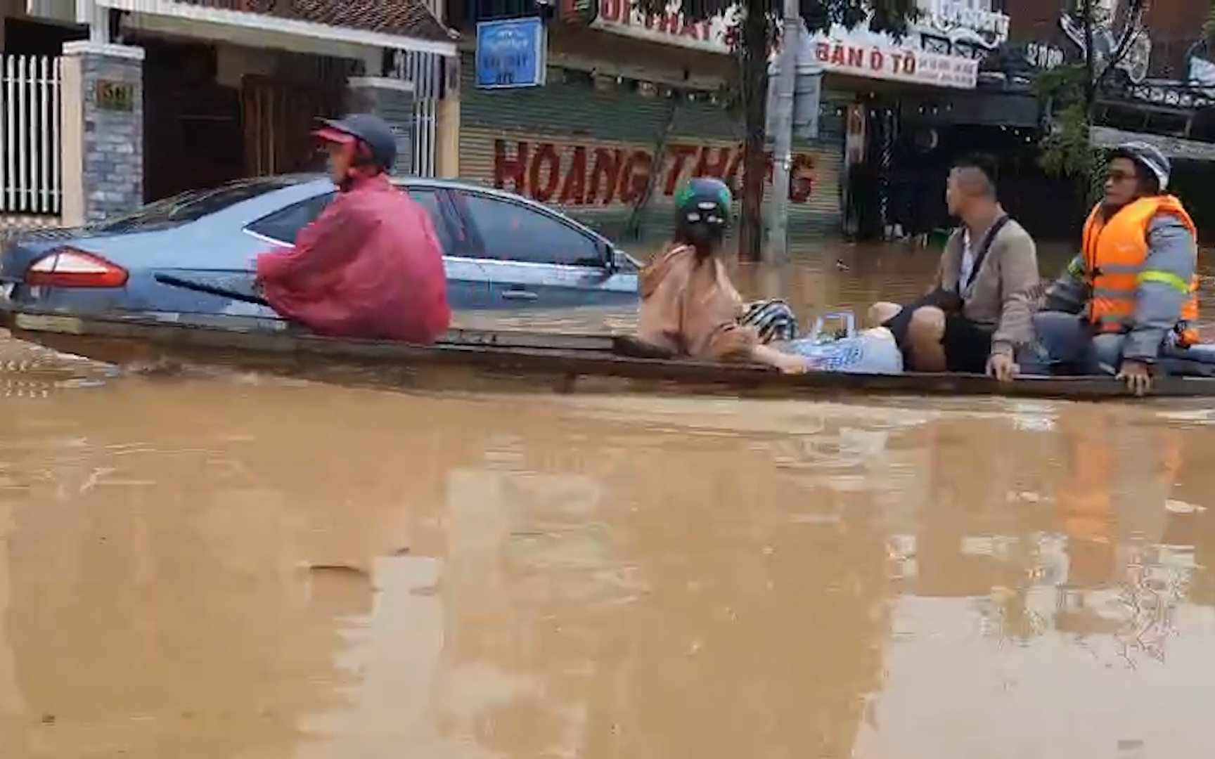 Video: Huế chìm trong biển nước, hàng nghìn hộ dân không kịp trở tay, cả loạt ô tô mắc kẹt trong lũ