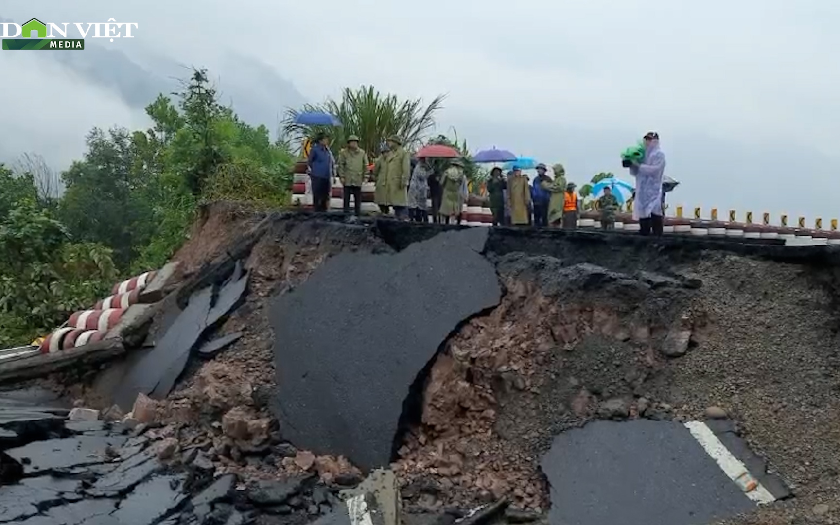 Video: Cảnh tan hoang tại hiện trường sạt lở trên đường đến cửa khẩu La Lay