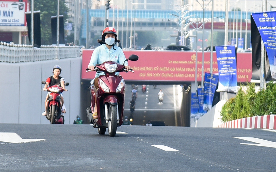 Hầm chui Lê Văn Lương thông thoáng sau ngày đầu thông xe