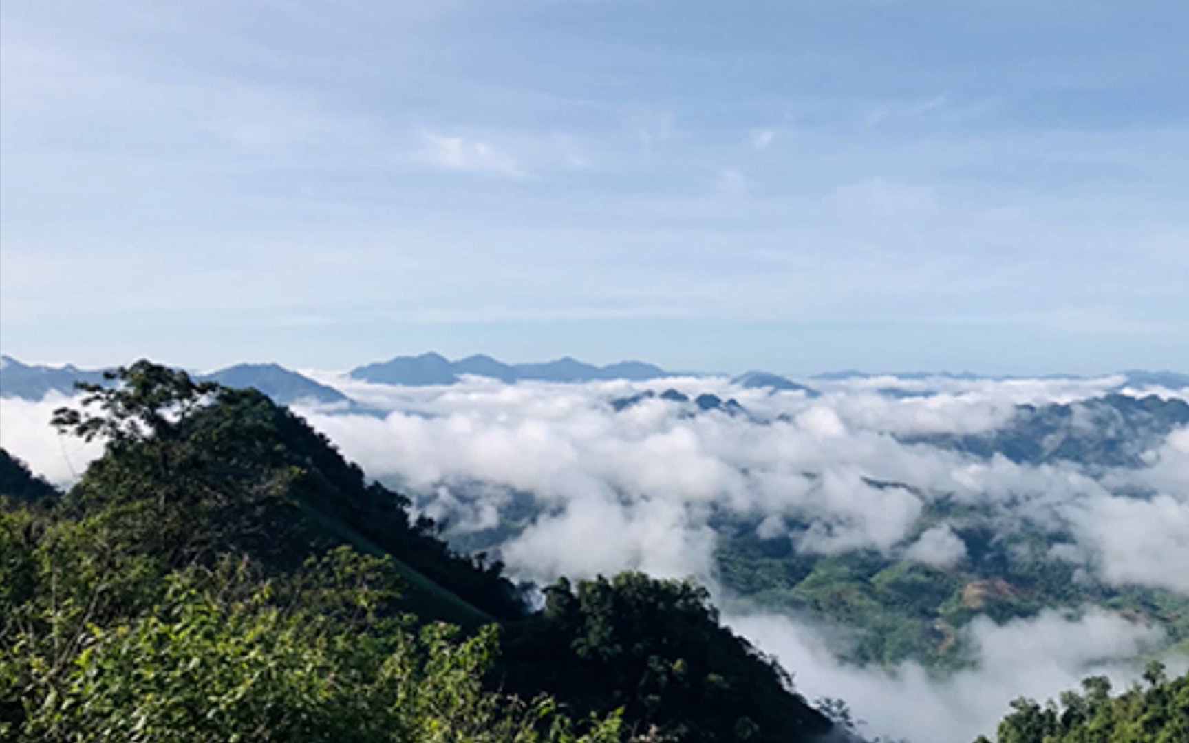 Lên cao nguyên Xím Vàng ngắm non xanh đại ngàn, hoang sơ như cổ tích