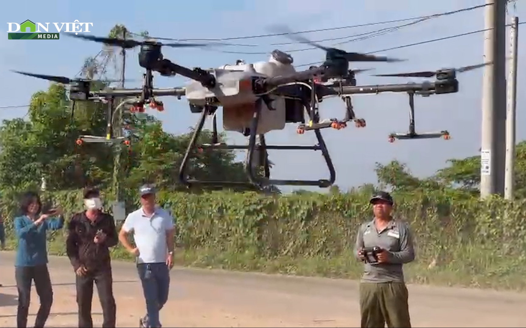 “Chơi sang”, nông dân Đồng Nai dùng máy bay không người lái trị giá gần 600 triệu đồng phun xịt, chăm sóc bưởi