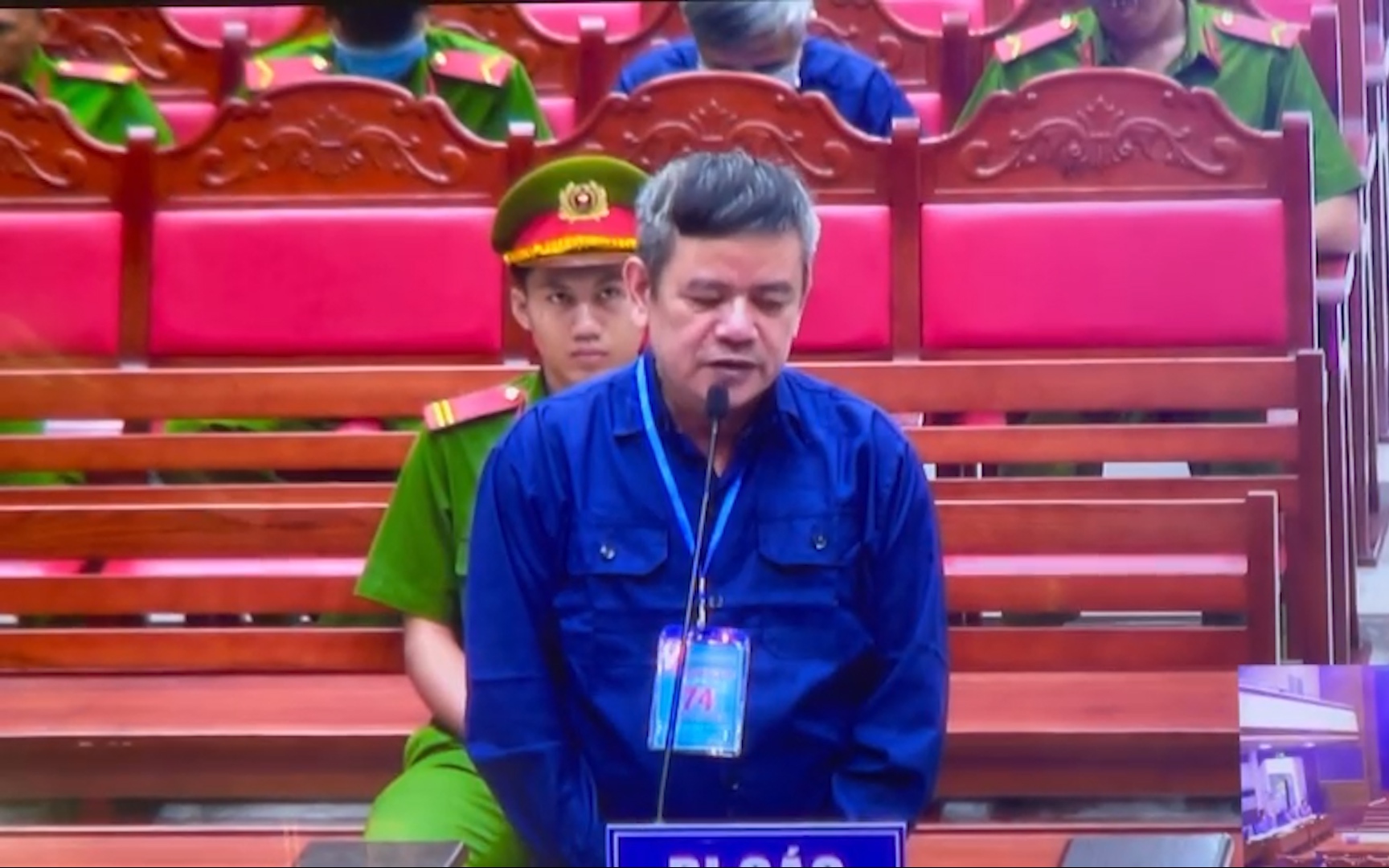 "Sếp" chống buôn lậu khai không biết chuyện ông trùm cho quà, định ra tết trả lại thì bị bắt