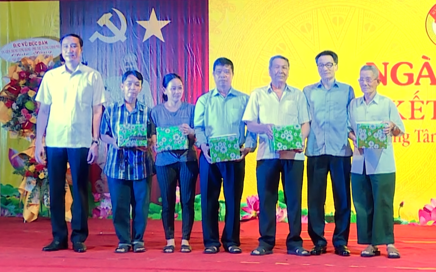 Video: Phó Thủ tướng Vũ Đức Đam tặng quà người dân Đồng Nai trong ngày hội đại đoàn kết