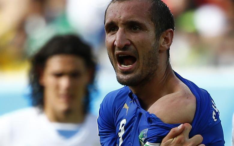 Giorgio Chiellini bị Luis Suarez cắn vào top những hình ảnh kinh điển của các kỳ World Cup