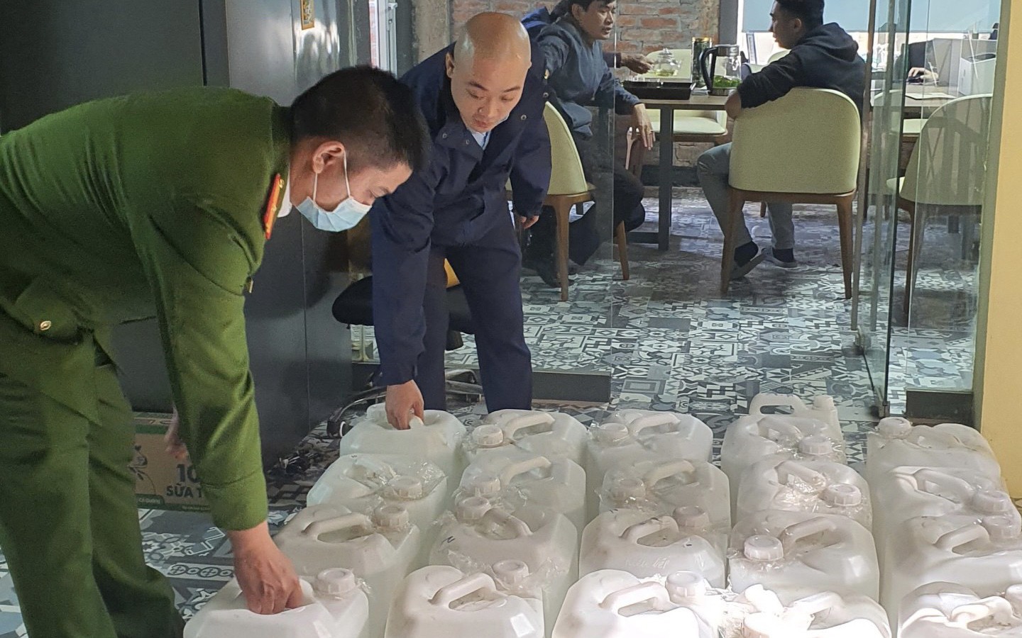 Thu giữ hơn 500 lít rượu thủ công không rõ nguồn gốc tại Hà Nội