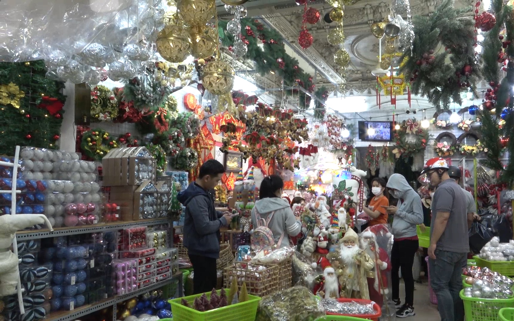 "Chợ Noel Sài Gòn" náo nhiệt trước mùa Giáng sinh