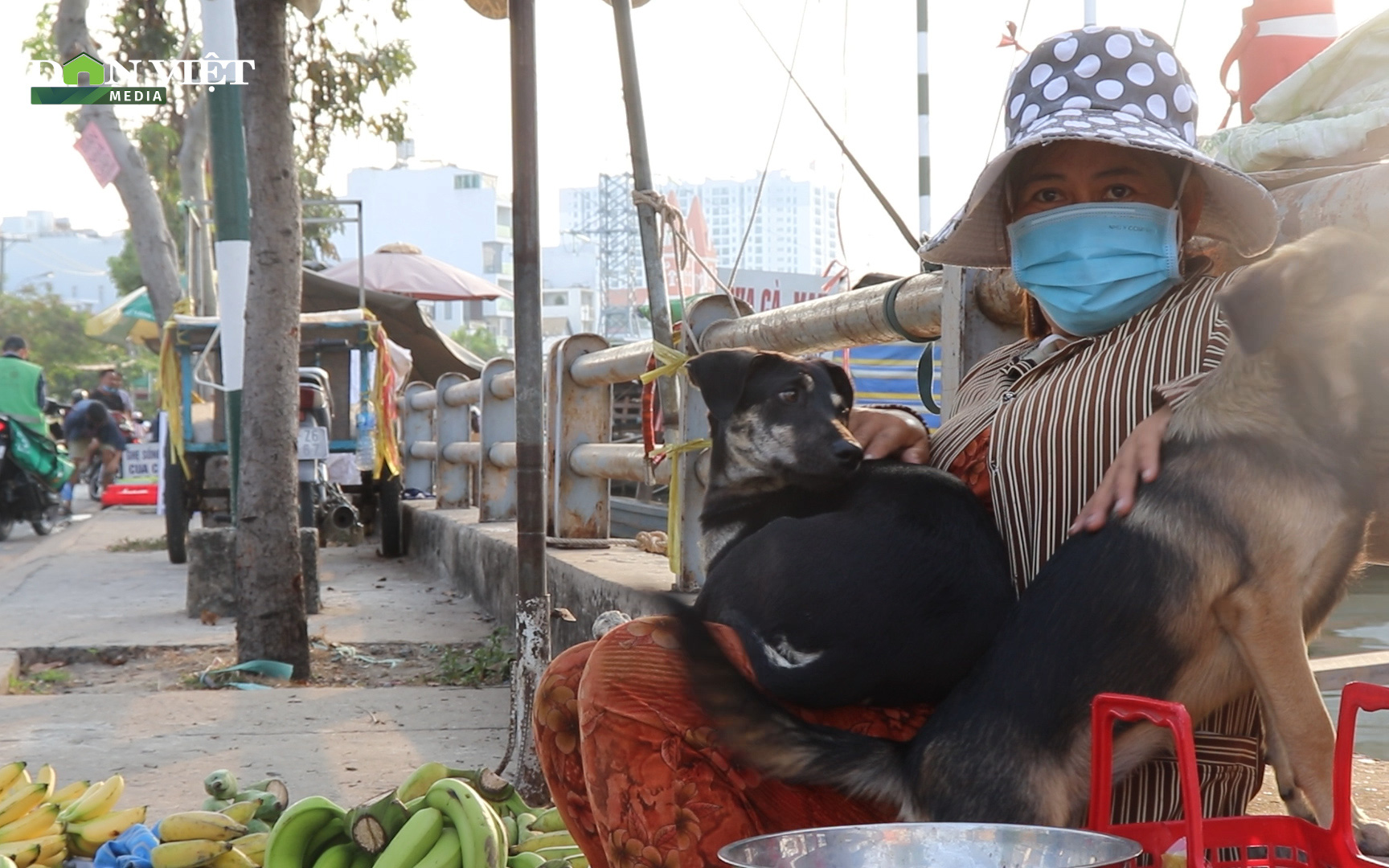 Nắng nóng hơn 37 độ C, người dân nghèo TP.HCM vất vả mưu sinh dưới “chảo lửa”