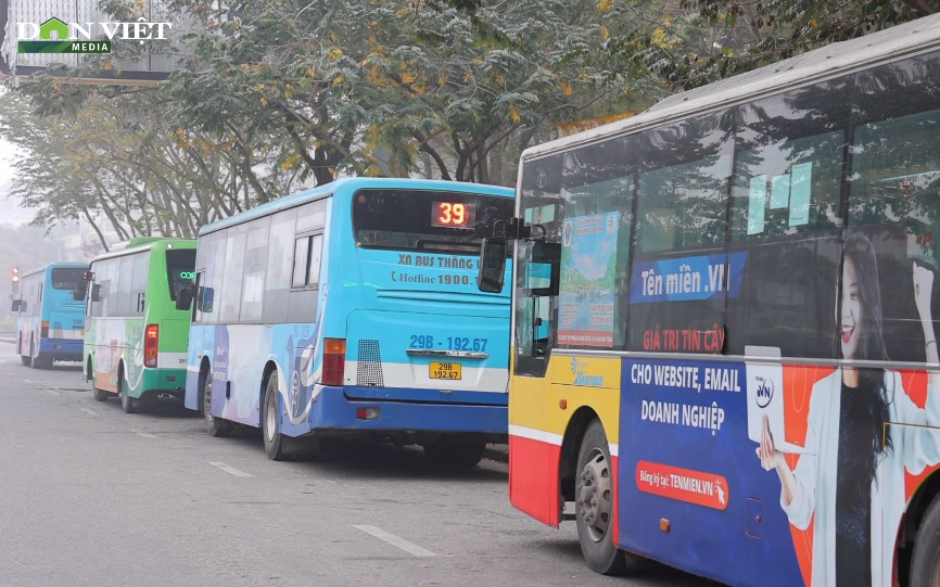 Mỗi ngày vài nghìn ca mắc Covid-19, nhiều phương tiện công cộng Thủ đô trống xe rời bến