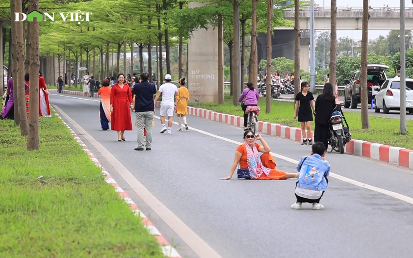 Người dân tràn xuống nút giao "đẹp như trời Âu" chụp ảnh bất chấp biển cấm