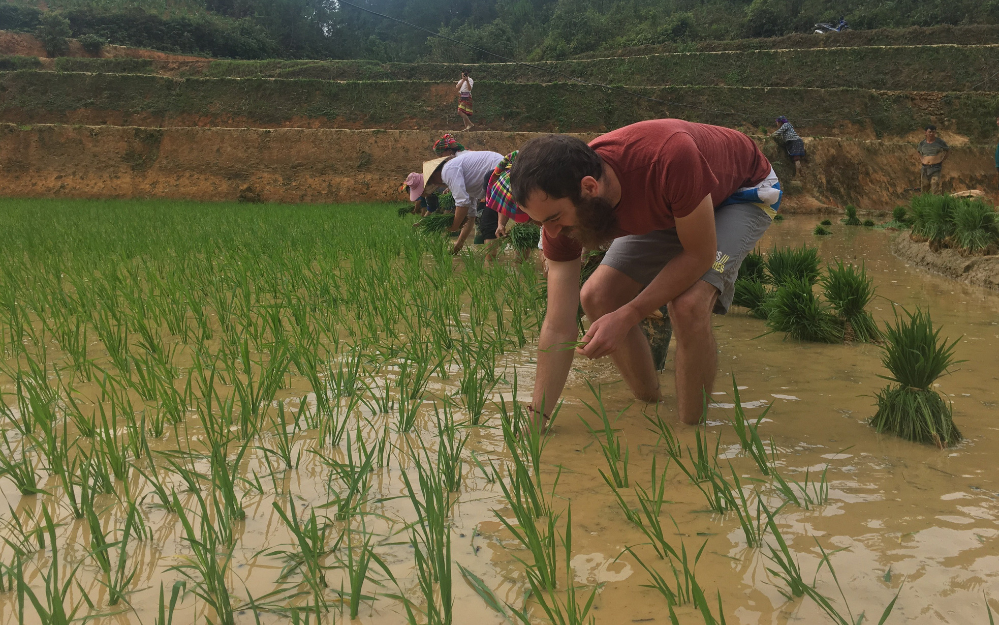 Vợ chồng người Mông phát triển mô hình du lịch độc đáo, dạy tiếng Anh, tạo việc làm cho thanh niên trong bản