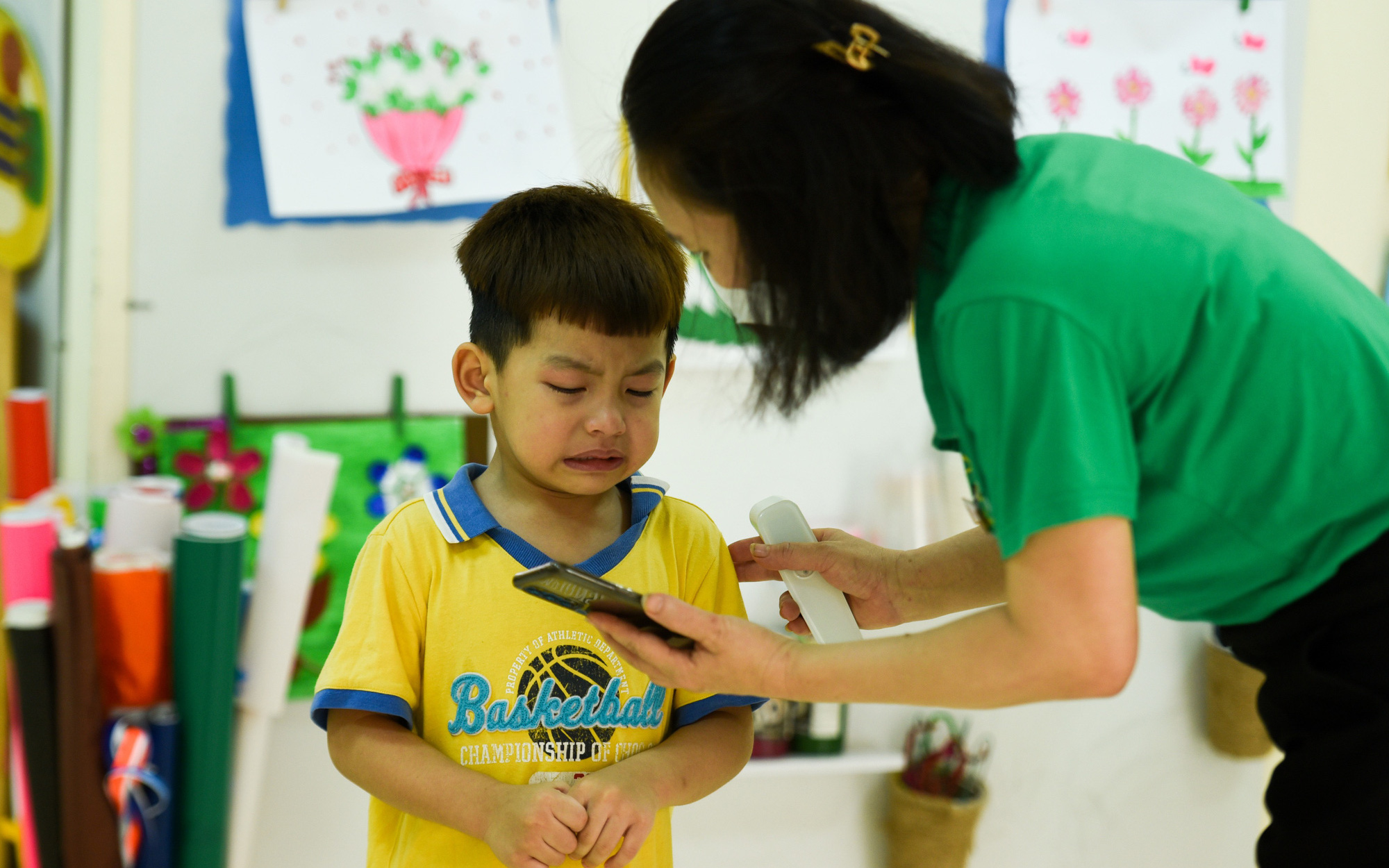 Hình ảnh trẻ mầm non òa khóc trong ngày đầu tiên trở lại trường