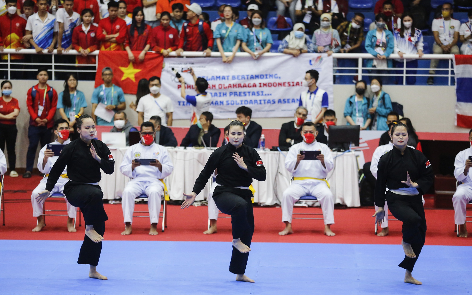 Khoảnh khắc 3 "nữ tướng" Pencak silat Việt Nam thi đấu và nhận huy chương vàng đầy cảm xúc