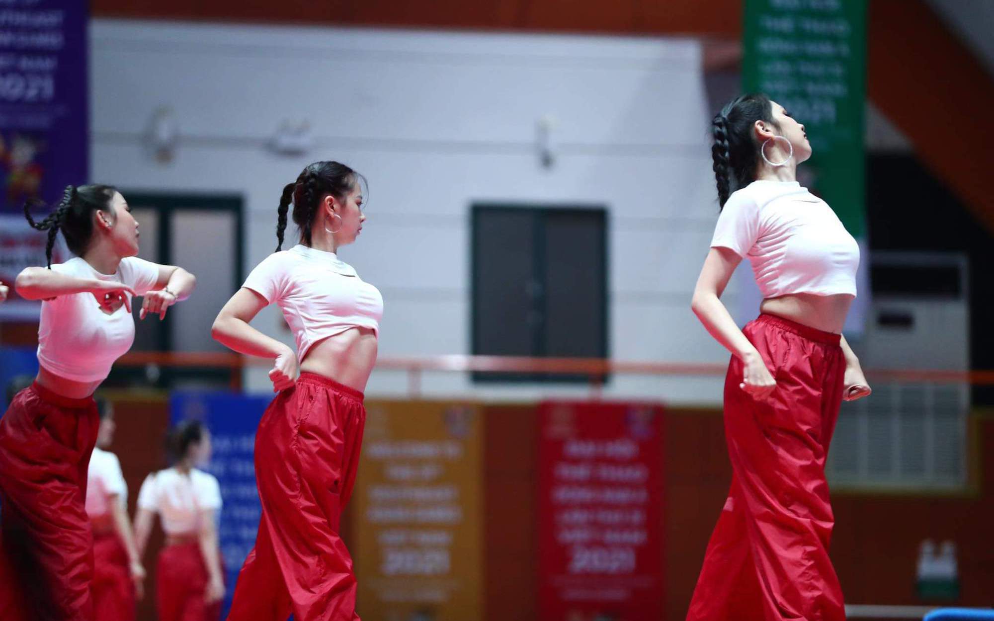 Dàn hoạt náo viên "quẩy" cực sung, cổ vũ các VĐV trong môn Taekwondo