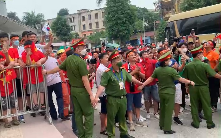 Người hâm mộ vây kín các cầu thủ U23 Việt Nam, lực lượng an ninh phải lập "hàng rào người" bảo vệ