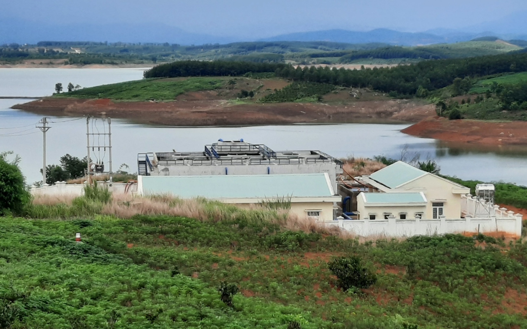 Kon Tum: Ở ngay cạnh công trình cấp nước trăm tỷ, hàng ngàn người dân vẫn "khát" nước sạch