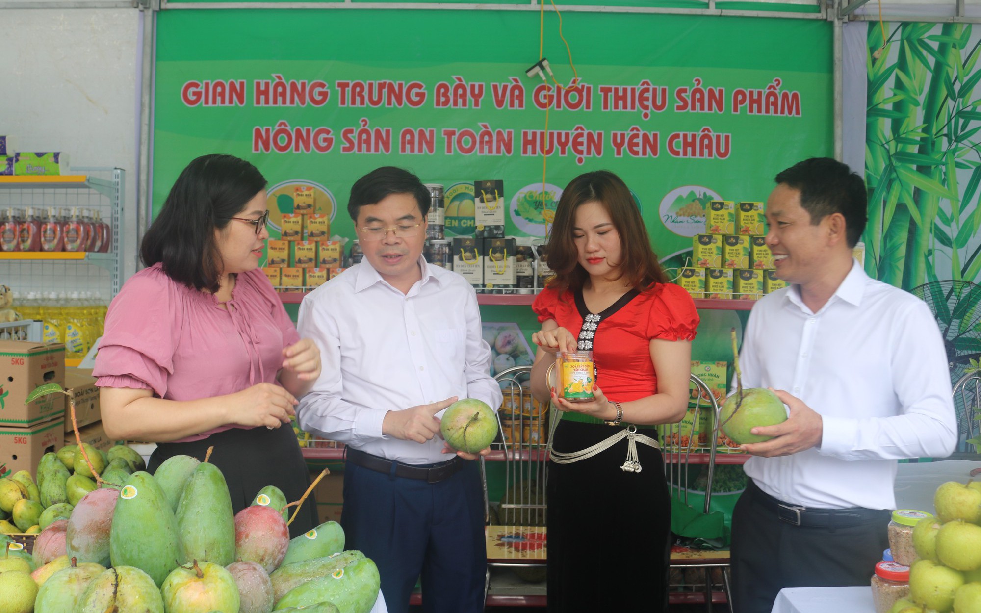  Hàng trăm mặt hàng nông sản tiêu biểu từ vùng núi cao Mường La được trưng bày, giới thiệu