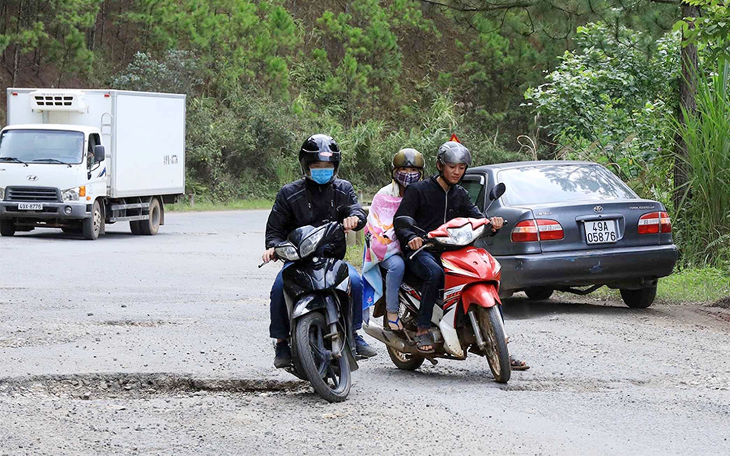 Chân đèo Mimosa xuống cấp nghiêm trọng, tài xế phải đánh võng né ổ gà trước khi vào TP.Đà Lạt