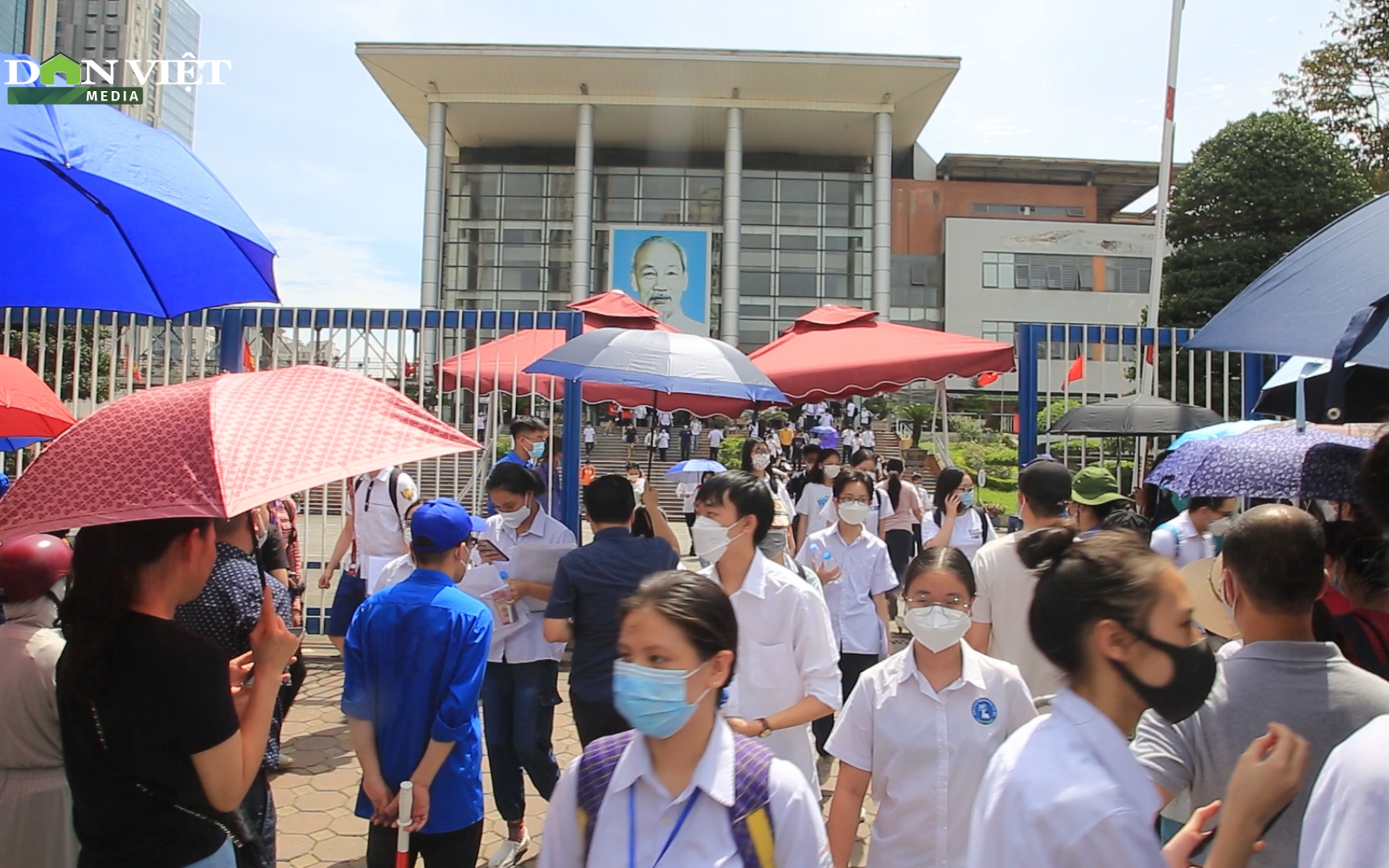 Trời nóng hầm hập, phụ huynh vẫn “đội” nắng chờ các sĩ tử hoàn thành bài thi vào lớp 10