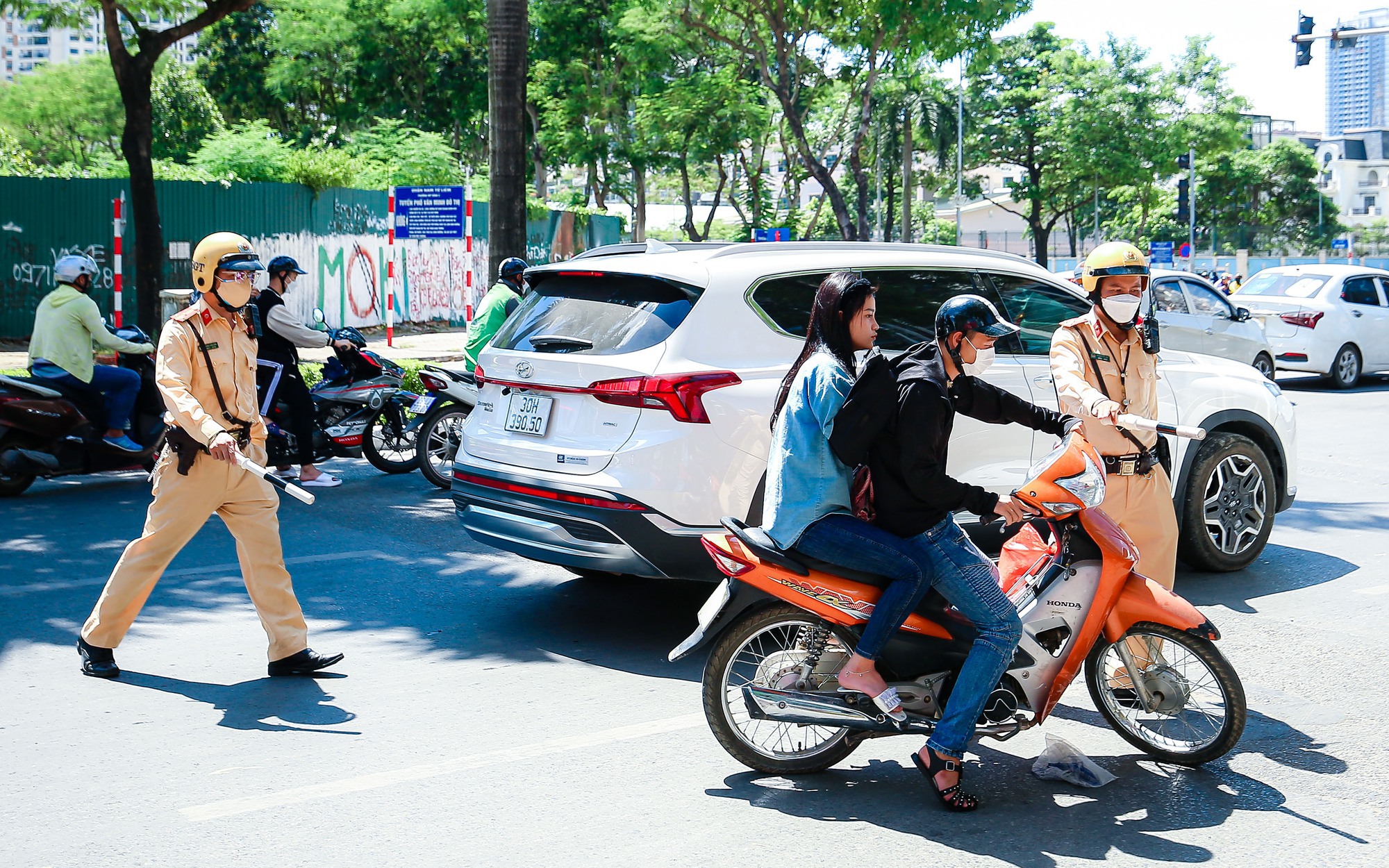 "Ma men" vô tư chở 3 không đội mũ bảo hiểm lộng hành đường phố và cái kết gặp CSGT