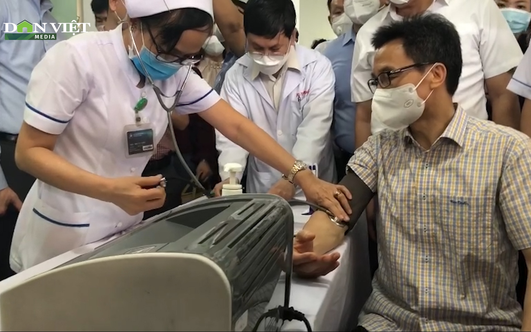 Phó Thủ tướng Vũ Đức Đam thị sát tình hình phòng chống sốt xuất huyết và tiêm vaccine Covid-19 mũi 4