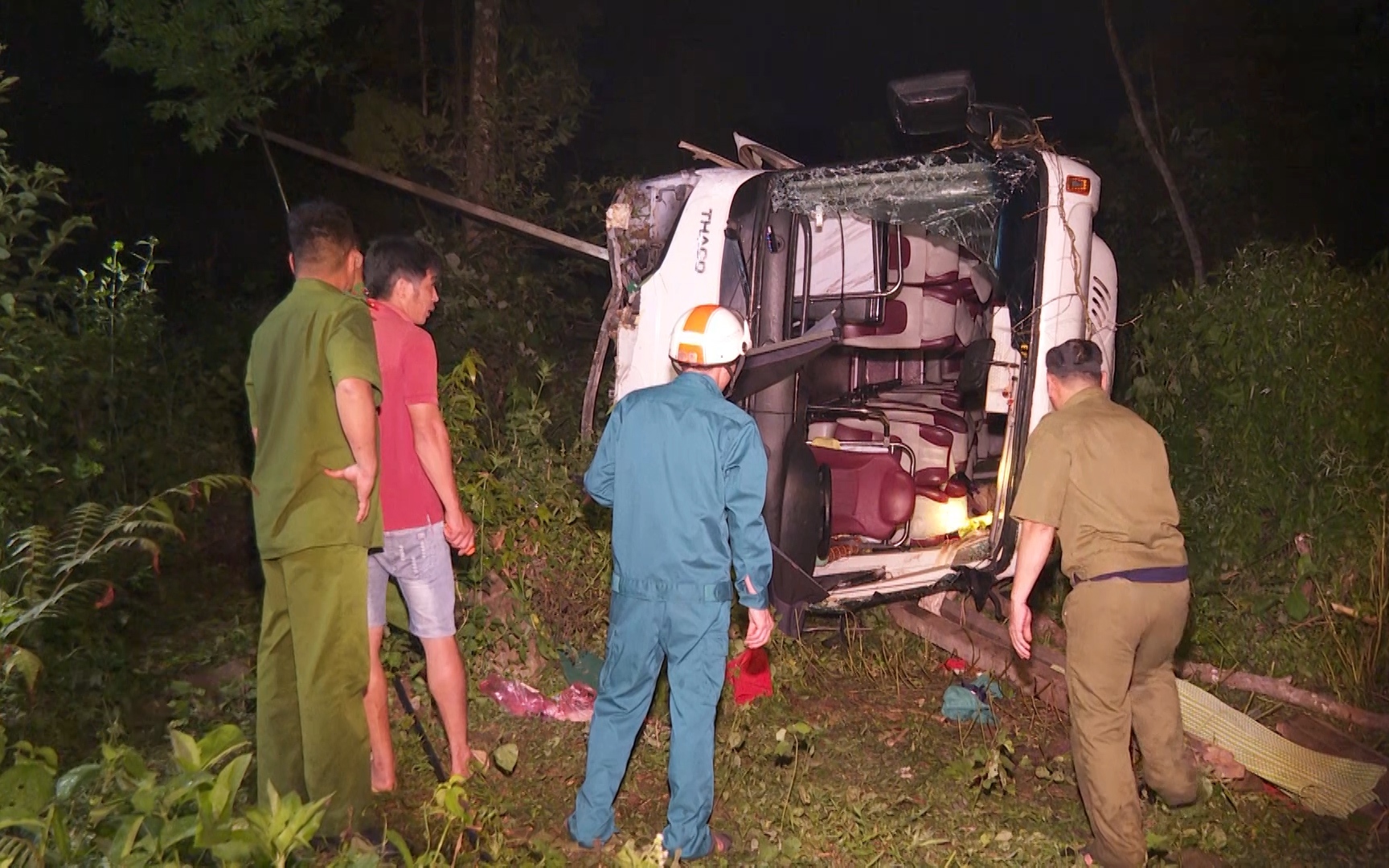 Hiện trường vụ xe khách lao xuống vách núi lúc nửa đêm khiến 3 người tử vong và nhiều người bị thương