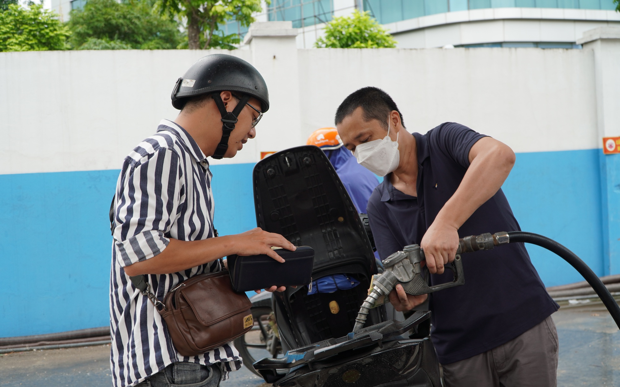 Giá nhiên liệu giảm sâu, người dân hồ hởi, chen nhau đi đổ xăng