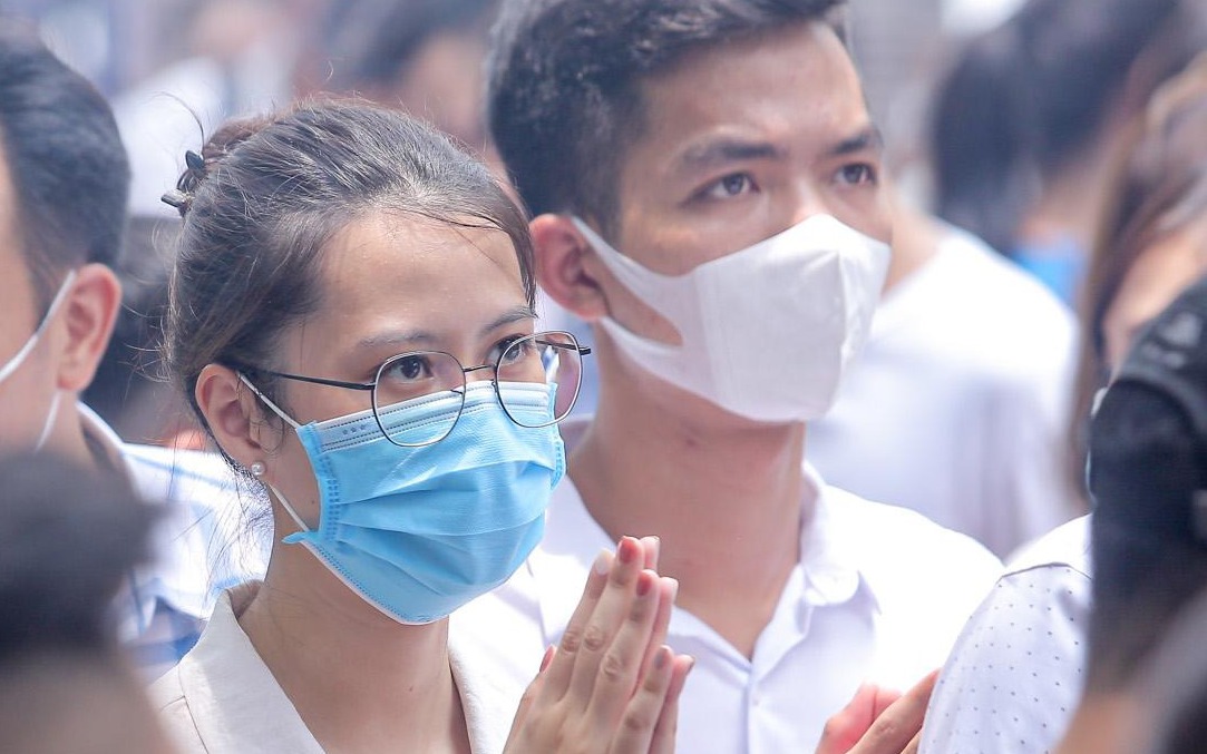 Hàng nghìn người chen chân dâng lễ tại Phủ Tây Hồ trong ngày đầu tháng "cô hồn"