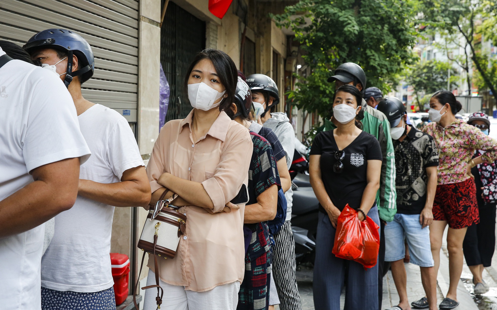 Lại xuất hiện cảnh người Hà Nội xếp hàng dài mua bánh Trung thu truyền thống