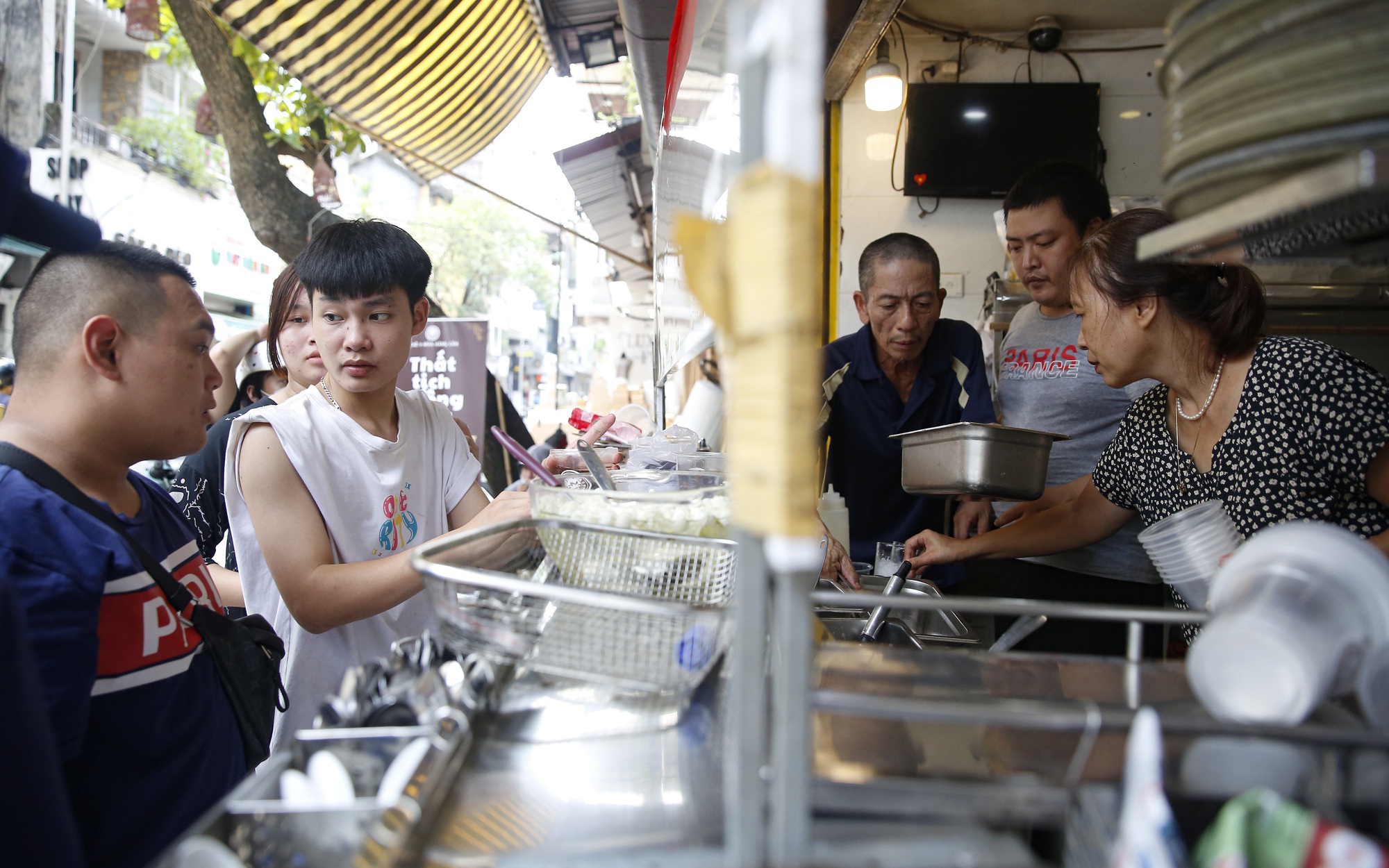 Hội độc thân rủ nhau đi mua chè đậu đỏ thoát ế, hàng bán chè "hốt bạc" ngày Thất Tịch