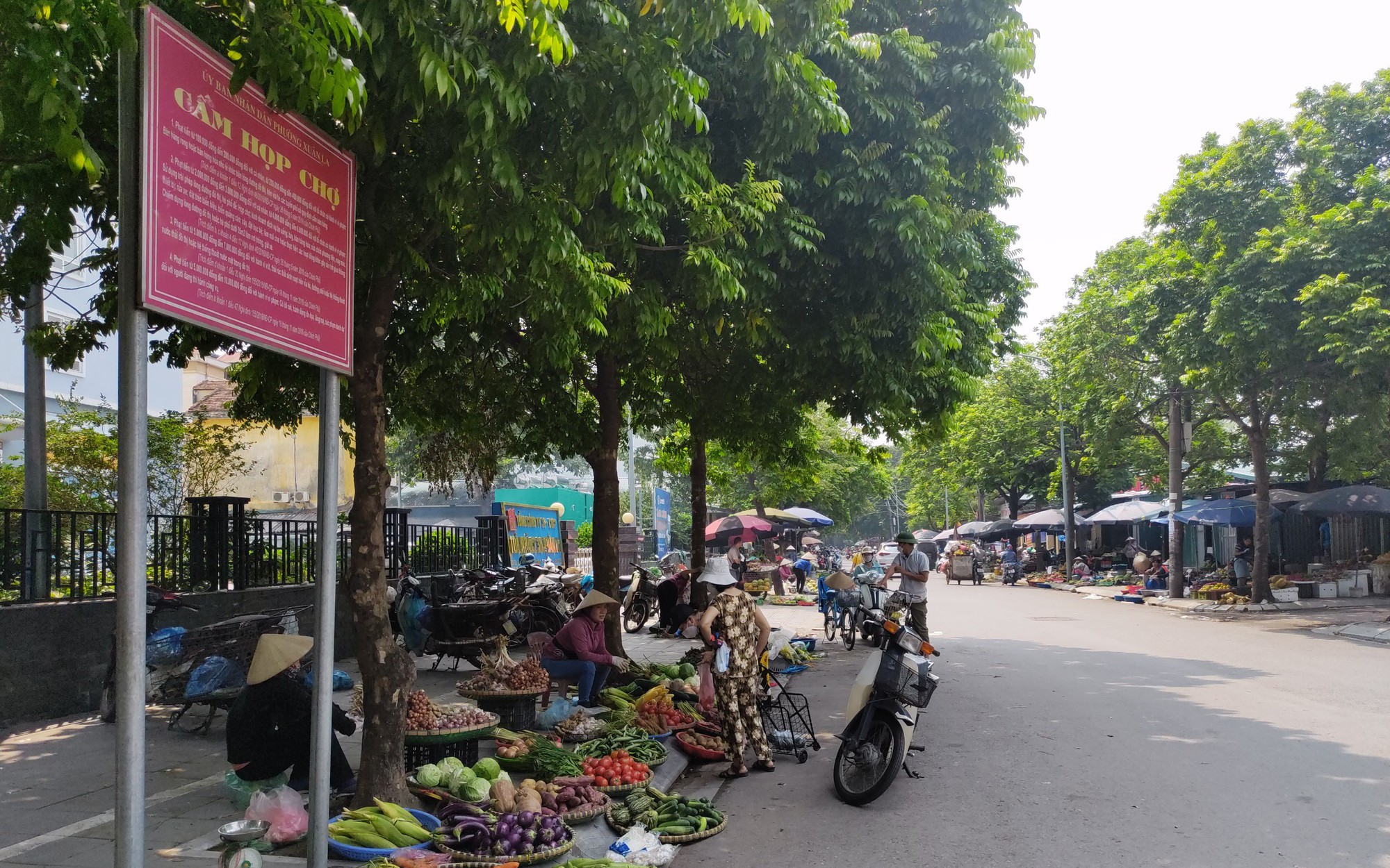 Hà Nội: "Luật ngầm" chợ đuổi Xuân La
(Kỳ 1) Khu chợ trái phép Xuân La có đang được bảo kê theo kiểu “làm luật”?