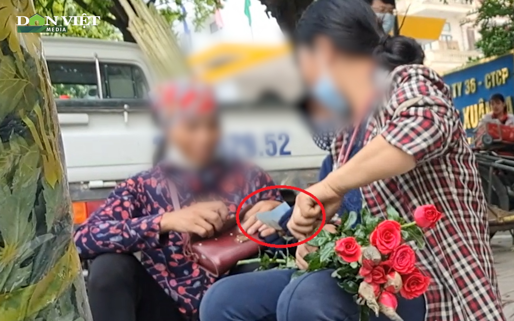 Hà Nội: "Luật ngầm" chợ đuổi Xuân La
(Kỳ 3) Nhiều chiêu trò thu “tiền luật” tại khu chợ tự phát Xuân La