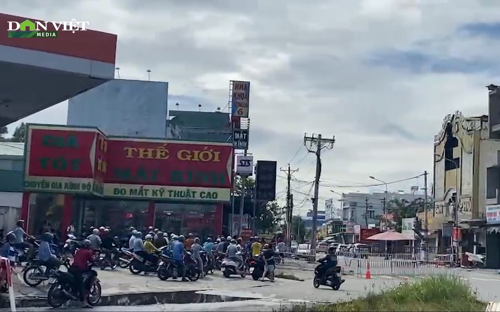 Video: Hàng trăm người dân đứng trước hiện trường quán karaoke bị cháy dù lực lượng chức năng đã phong tỏa