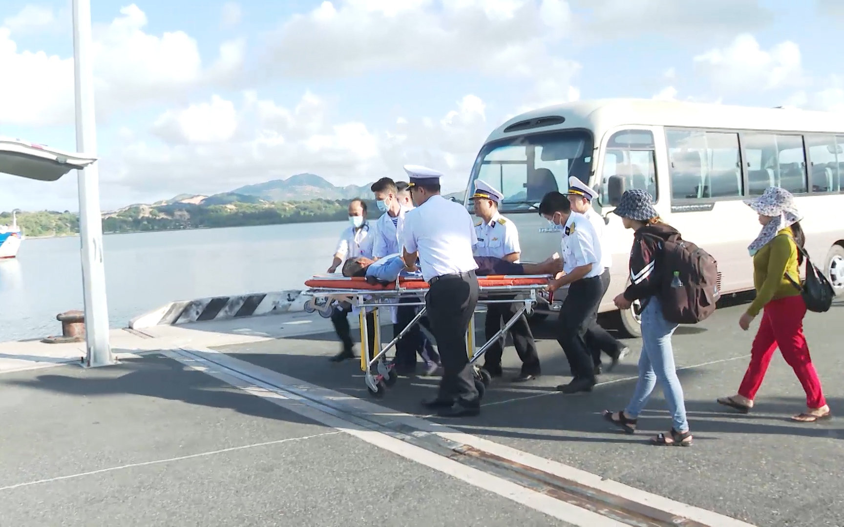 Bàn giao ngư dân bị bệnh đón từ đảo Trường Sa Lớn cho gia đình và địa phương