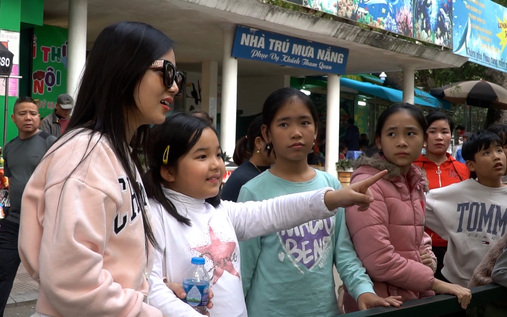 Hàng nghìn người chen chân ở Công viên Thủ Lệ trong ngày đầu tiên của năm mới 2023